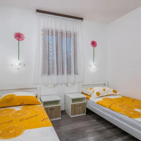 2 Bedroom Stunning In *